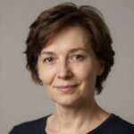 Профессиональный портрет уверенного российского бизнесмена на размытом фоне для сайта образовательных курсов